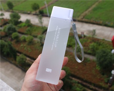 Пляшка для води 500 мл пластикова квадратна біла матова